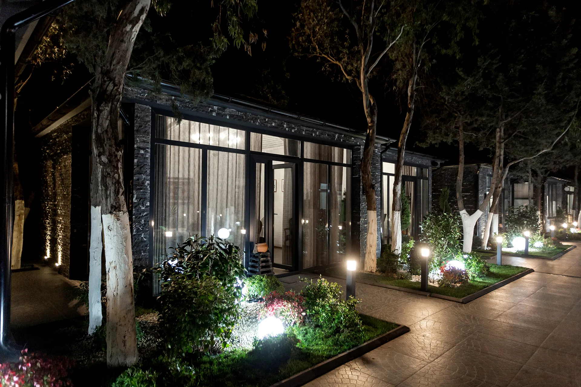 Transform Your Outdoor Space: Expert Tips for Landscape Lighting Image